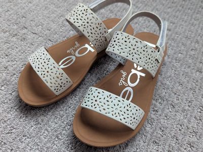 bebe Girls Laser Cut Sparkle Strap Sandals, size 3