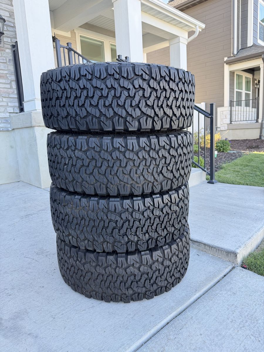 325/60R20 Bfgoodrich Ko2 Load E Almost New