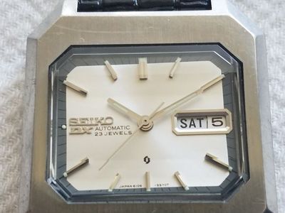 I’m selling a used vintage Seiko 6106-5480 in a Square shaped Stainless-steel case