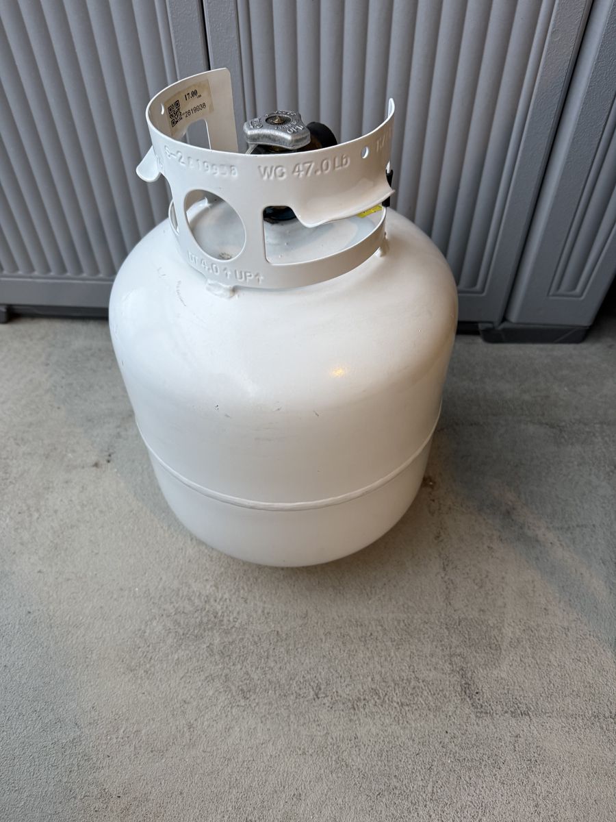 FULL 20 LB PROPANE TANK