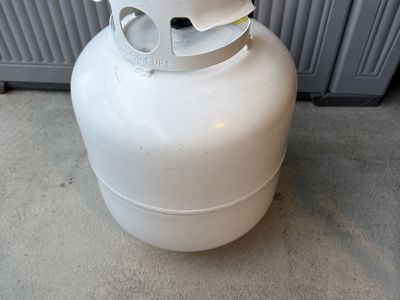 FULL 20 LB PROPANE TANK