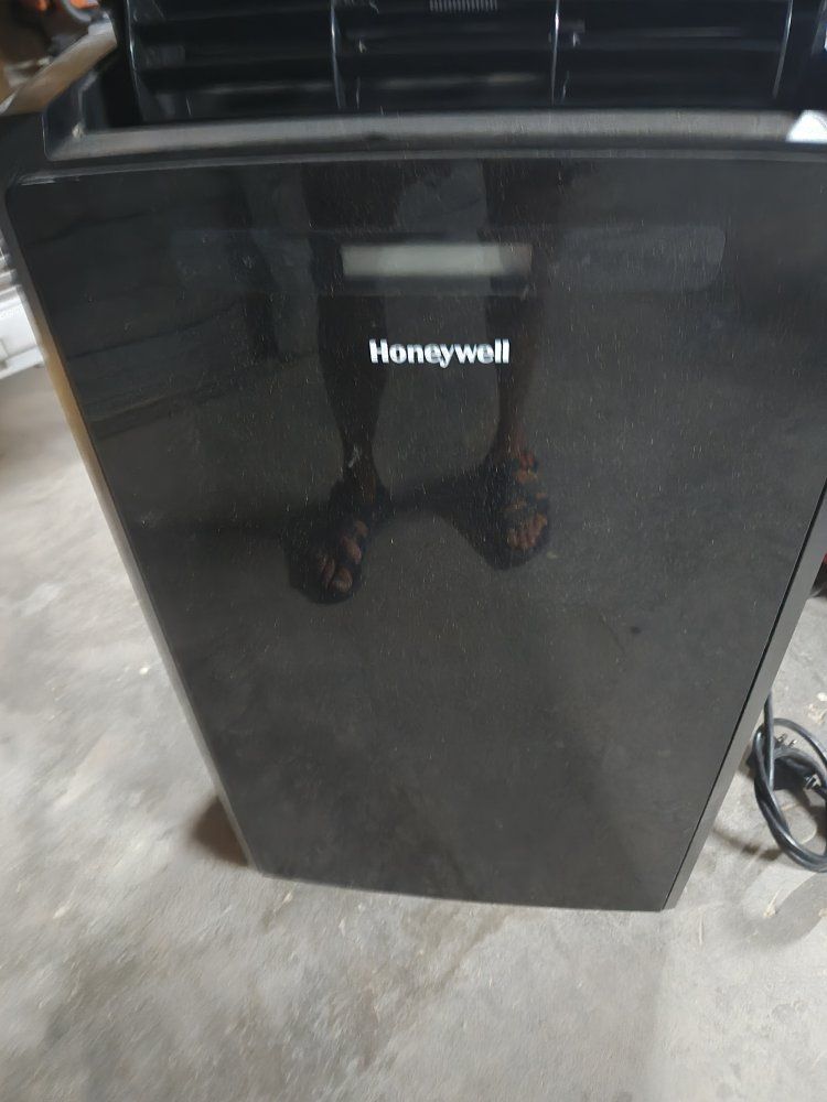 Honeywell MM14CCSBB Portable Air Conditioner, 14,000 BTU Cooling, with Fan & Dehumidifier (Black)