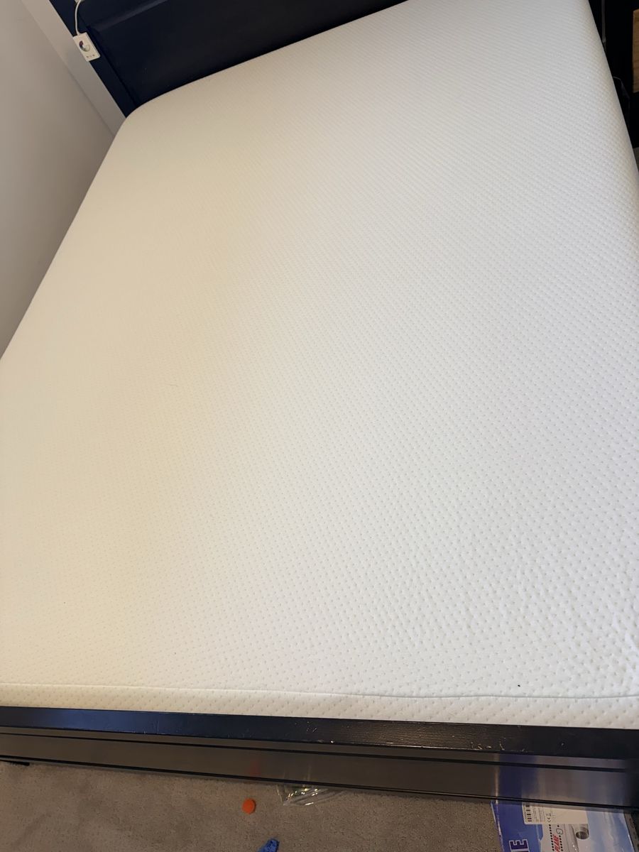 Queen mattress - Almost new