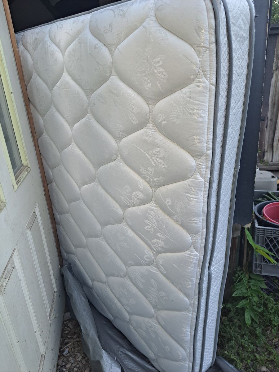 Queen Pillowtop Mattress & Boxsprings