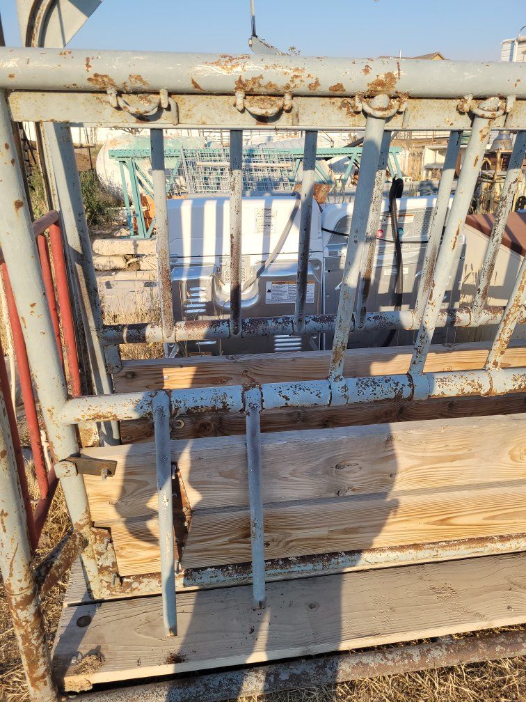 Used Livestock Squeeze Chute - Excellent Condition, Ready for Your Farm