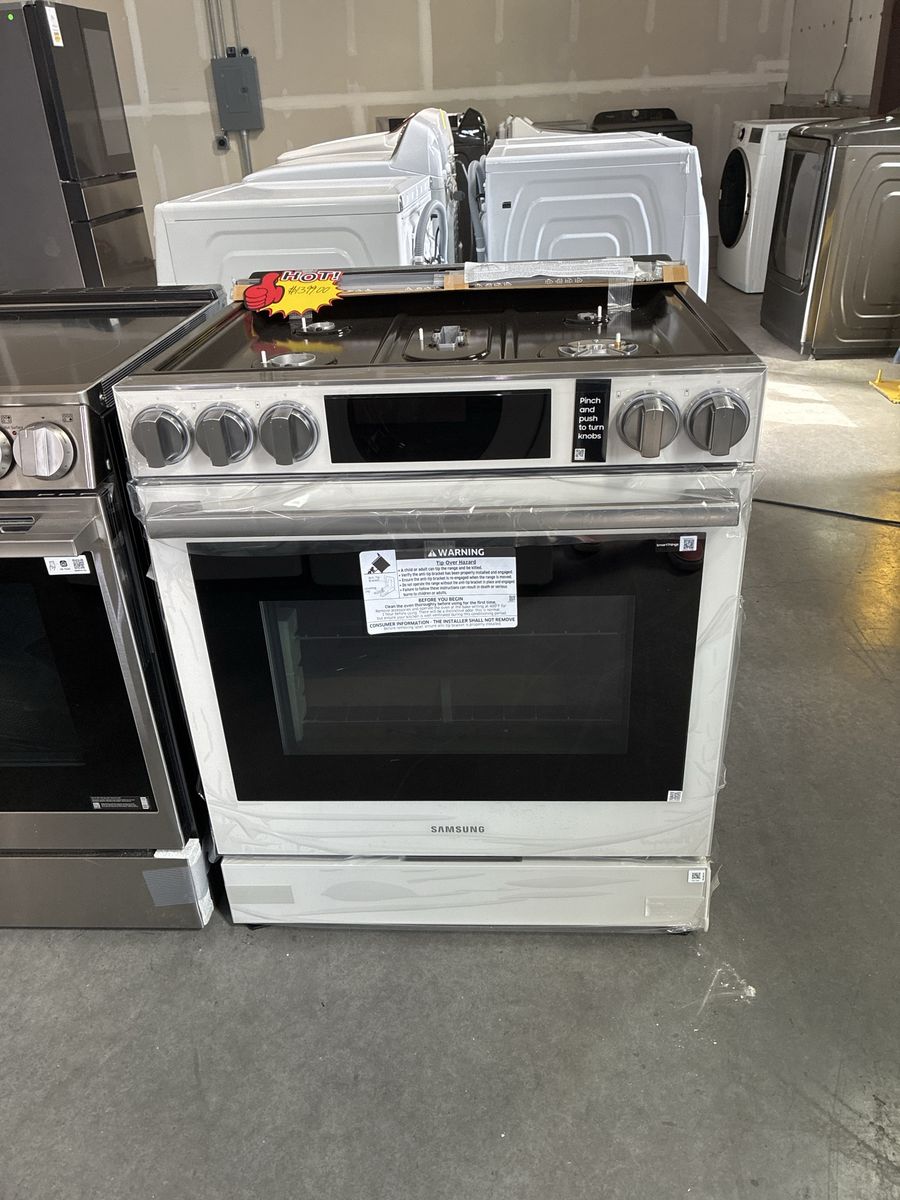 Samsung Gas Range Oven - White Finish with Front Control Knobs