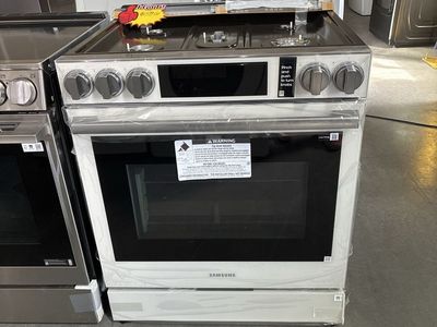 Samsung Gas Range Oven - White Finish with Front Control Knobs