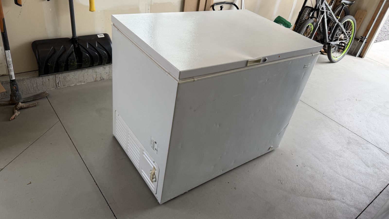 Frigidaire LFCH13M2MW0 Chest Freezer White