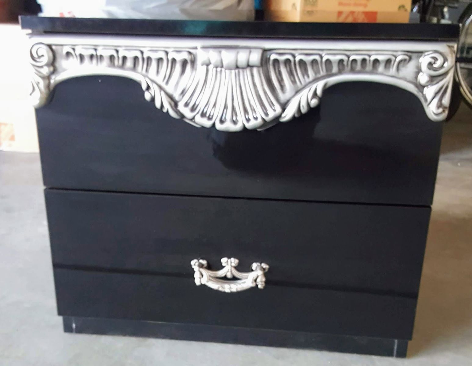 BAROCCO NITESTAND/TABLE made in ITALY IS NEW Luxury black/silver $60
