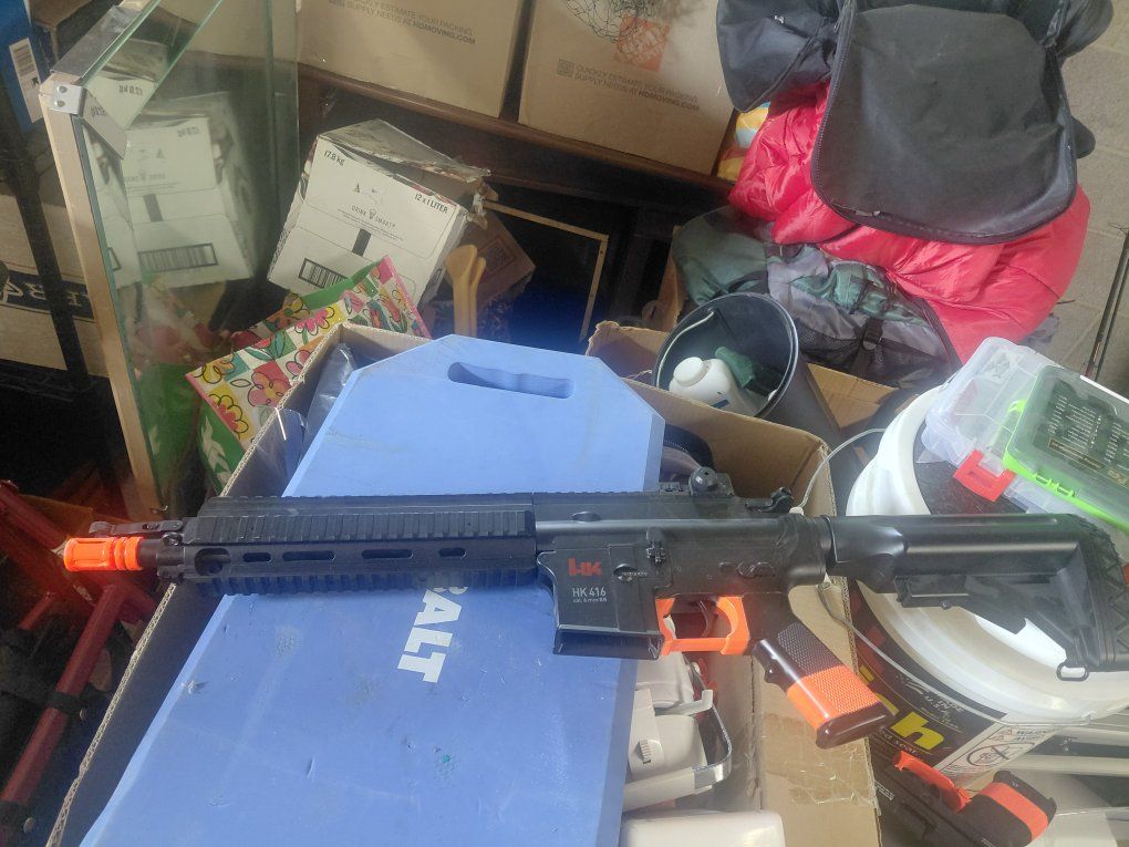 HK 416 Airsoft Rifle with Battery, Charger, and Magazine