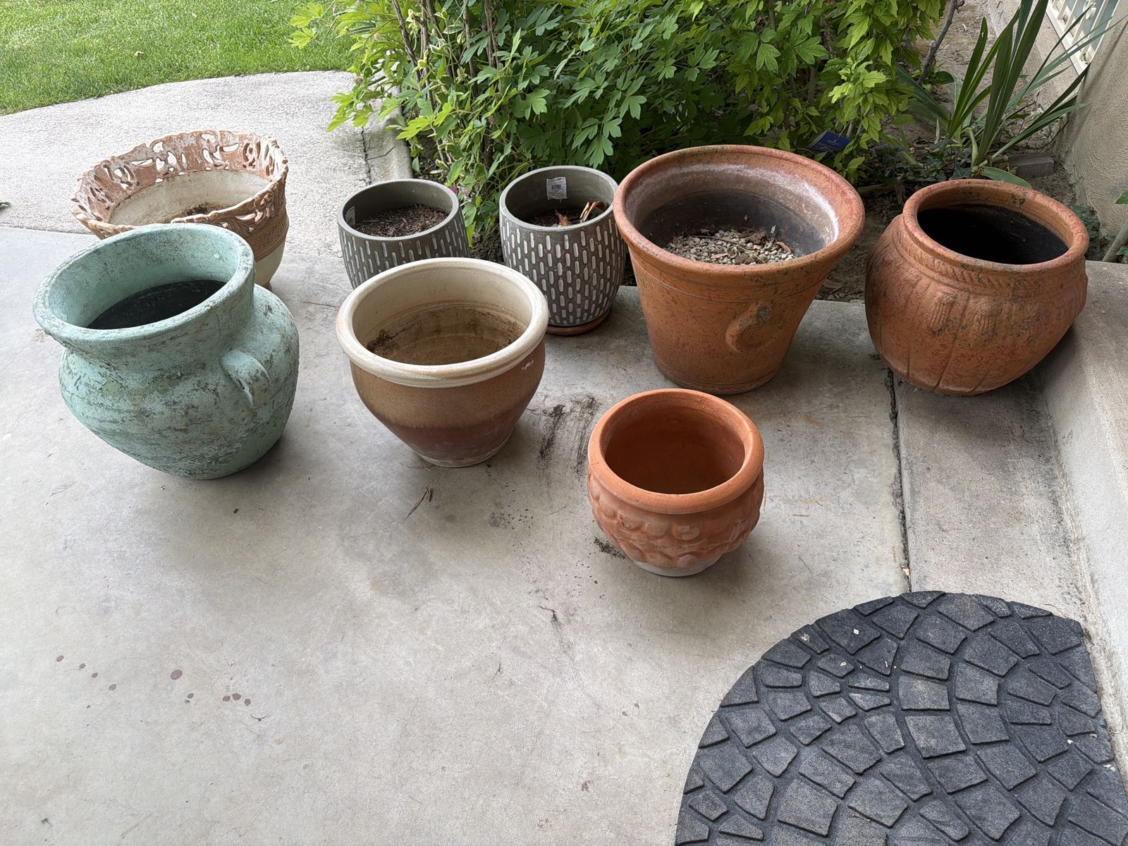 Flower pots (various sizes)