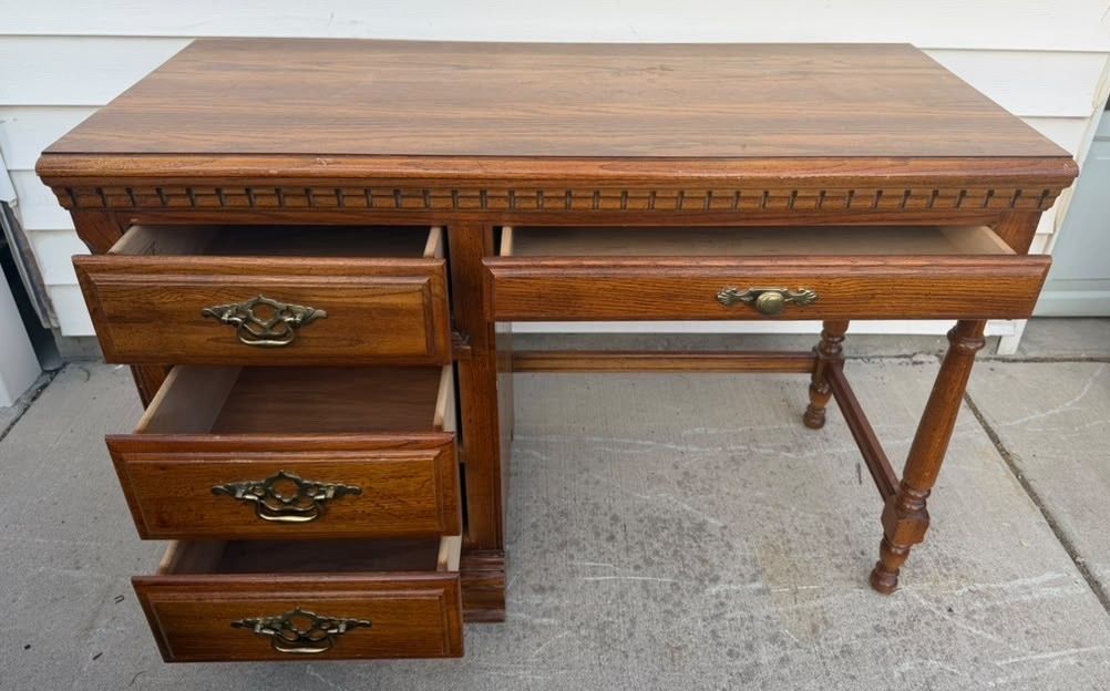 Darling desk