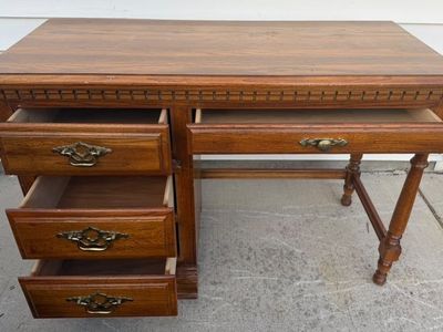 Darling desk