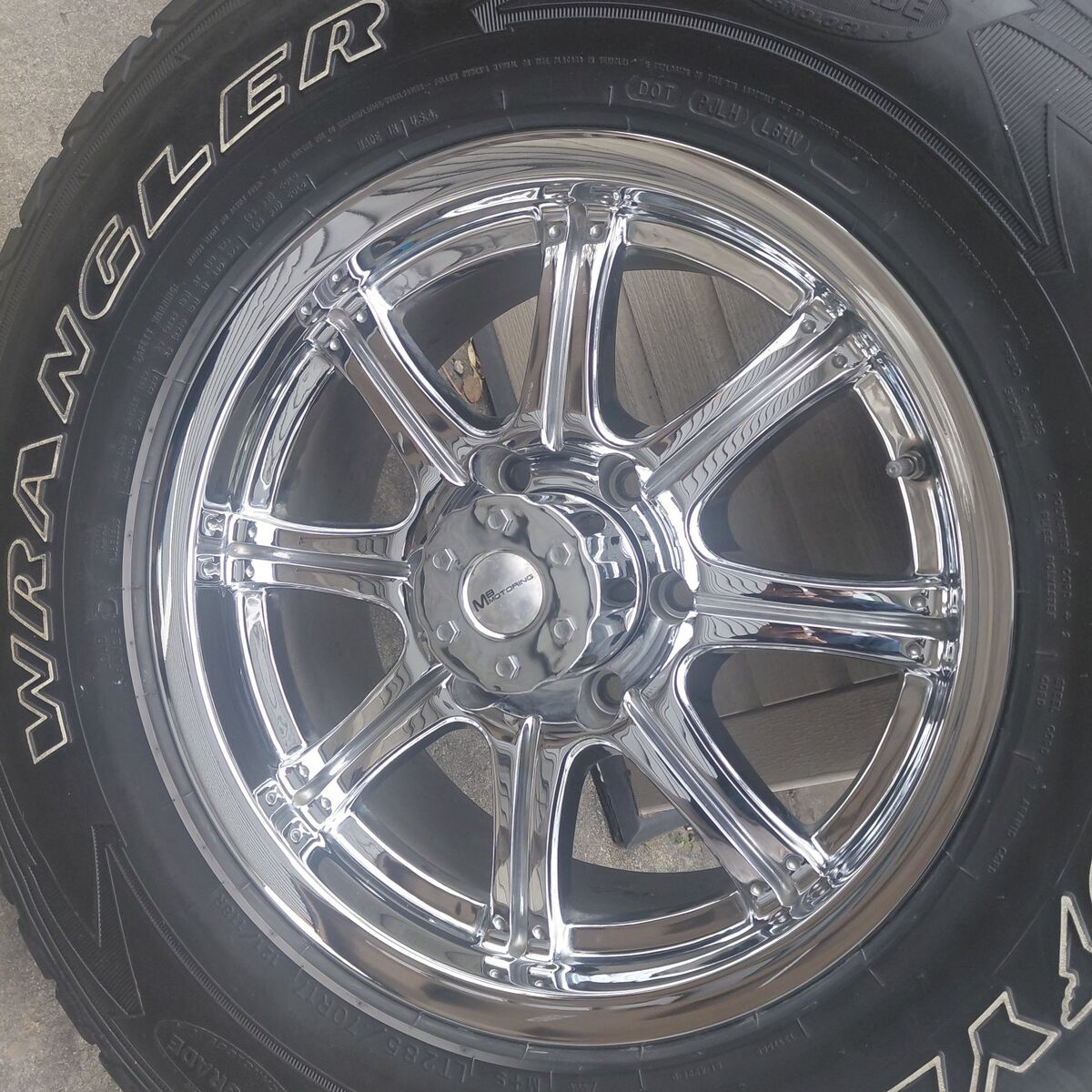 selling a set of 4 chrome wheels 6x5.5