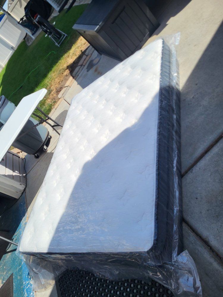 **Full** 12" Memory Foam Mattress 
Burfly *