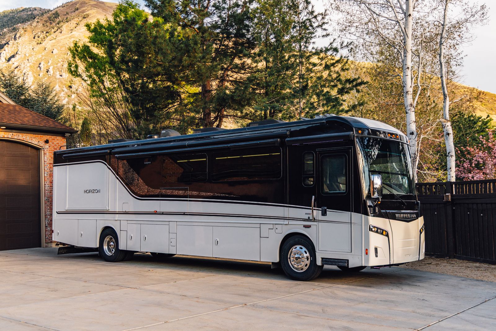2019 Winnebago Horizon 40 A