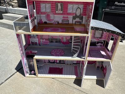 Free KidsKraft Dollhouse (large)