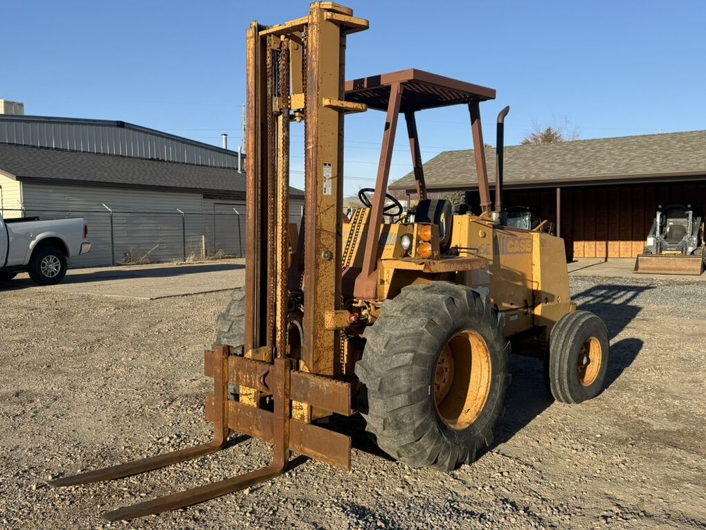 Case 585E Rough Terrain Forklift