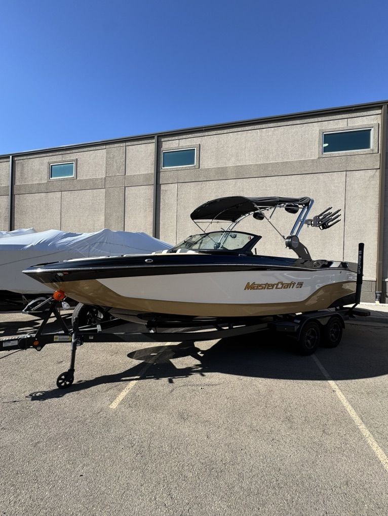 2022 Mastercraft XT23 - 33 Hours