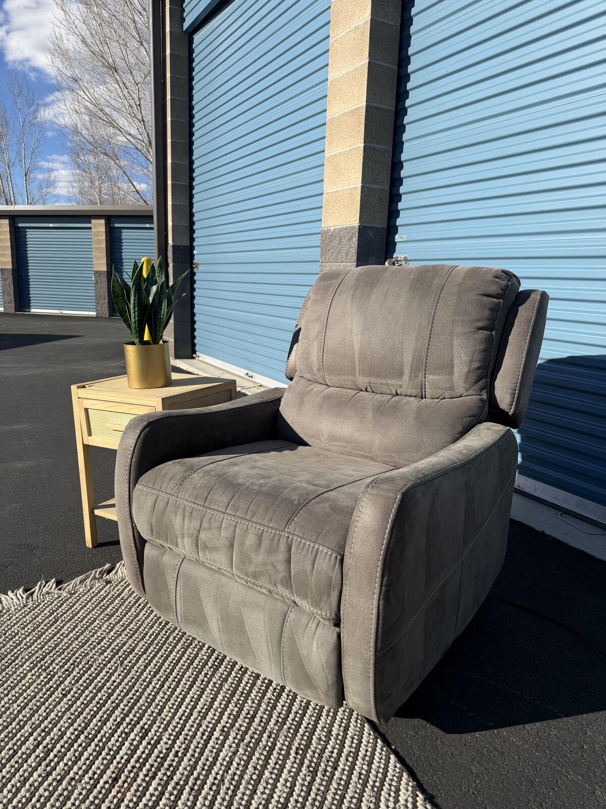 Free Delivery - Rc Willey Electric Recliner