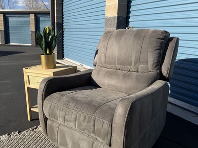 Free Delivery - Rc Willey Electric Recliner