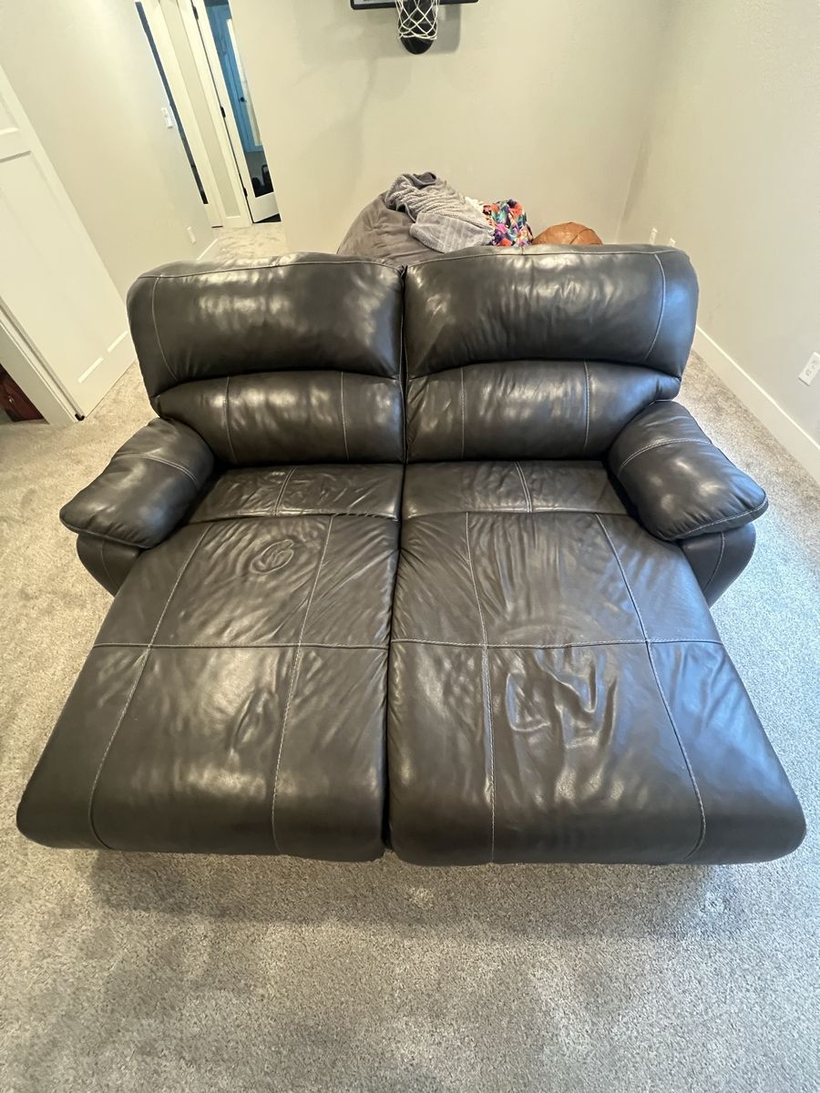 Leather Couch Electric recliners with large chases
