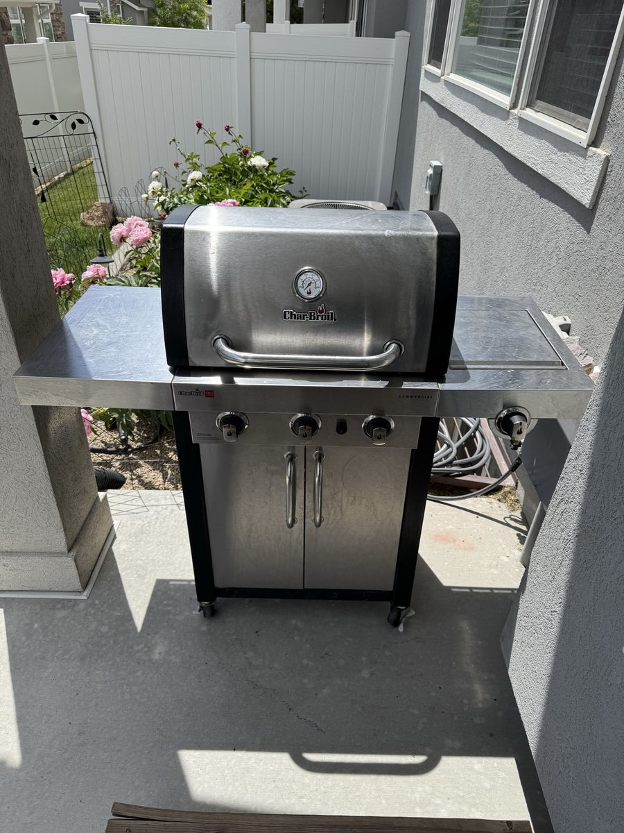 3 burner Char-Broil Grill