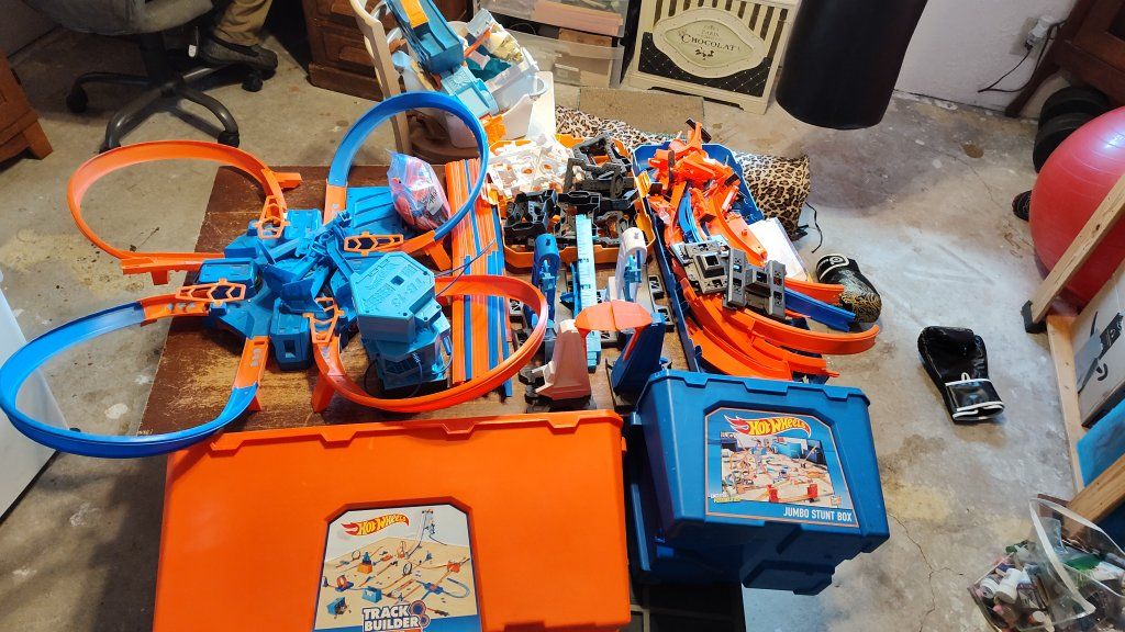 Hot Wheels Jumbo Stunt Box Track Builder Set & Huge Car Lot - Pre-Owned Toy Cars & Tracks