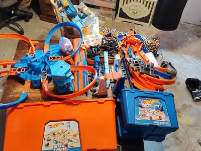 Hot Wheels Jumbo Stunt Box Track Builder Set & Huge Car Lot - Pre-Owned Toy Cars & Tracks