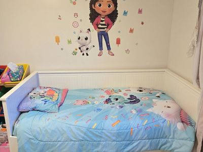 Twin platform bed