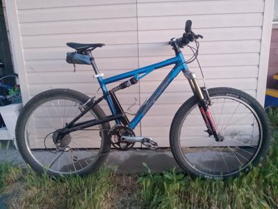 Santa Cruz Superlight Mountain Bike - Size Medium. Full Suspension MTB with Marzocchi Fork. 26 inch wheels.