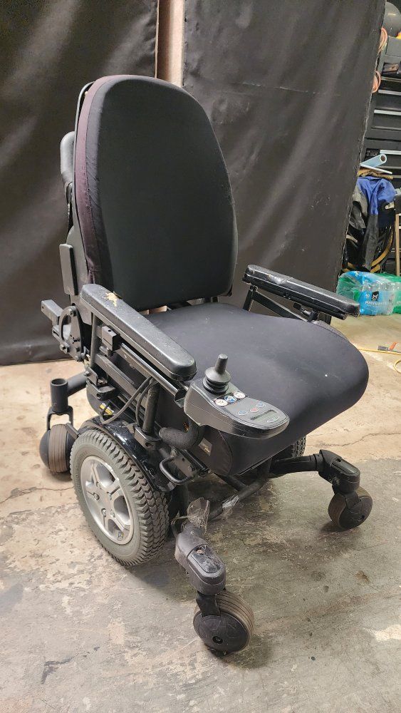 Quantum 600 Power Wheelchair – Great Condition (Needs Batteries/armrest)