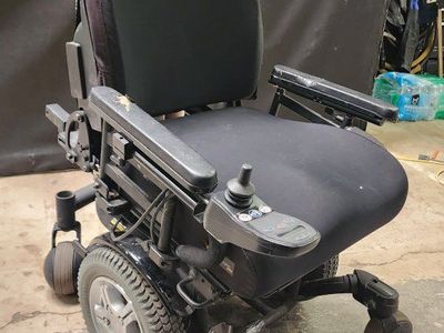 Quantum 600 Power Wheelchair – Great Condition (Needs Batteries/armrest)