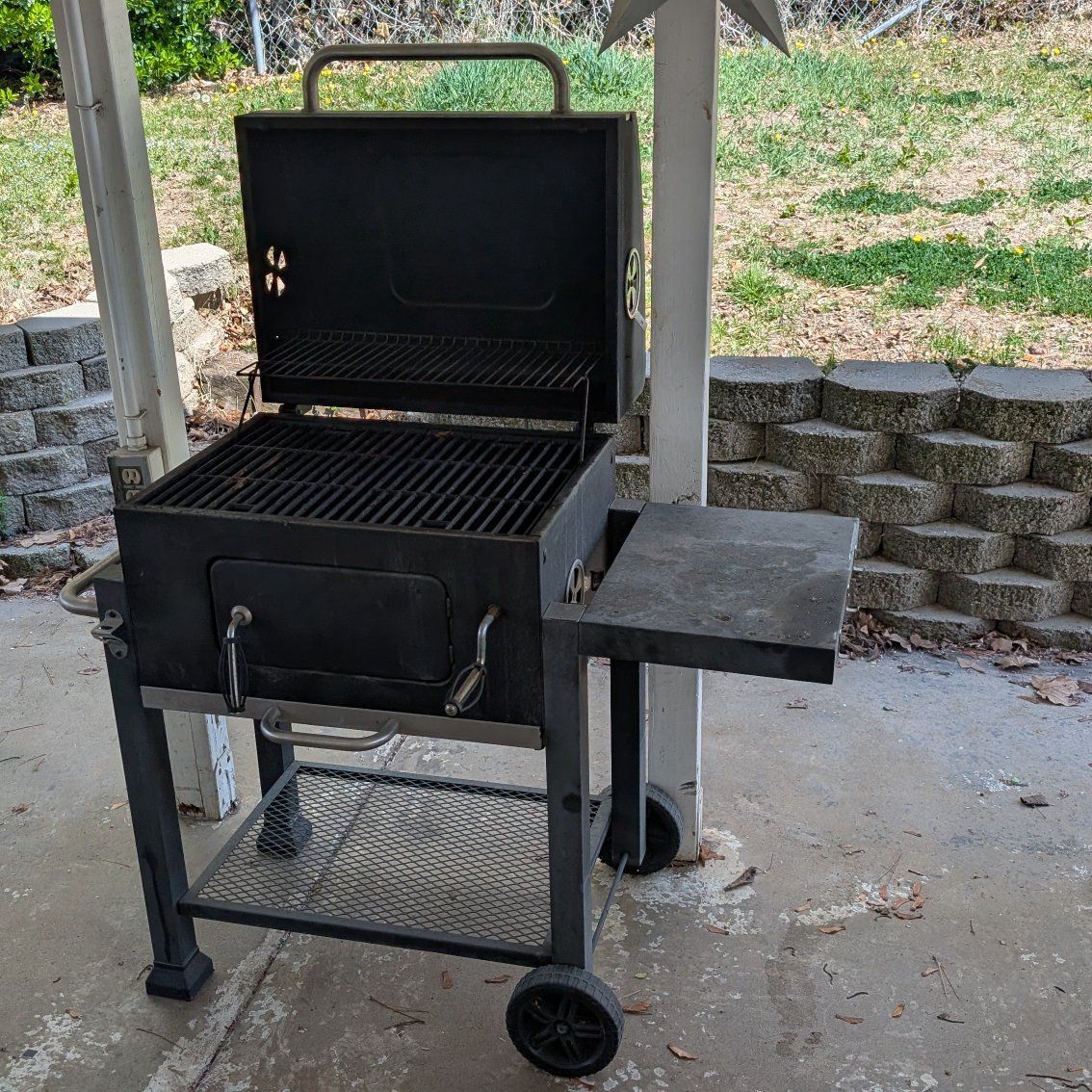 Weber Expert Grill King backyard barbequ charcoale
