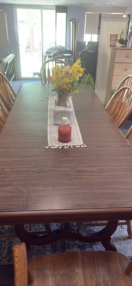 Beautiful dark oak kitchen table and 8 chairs w/matching curio cabinet with glass shelves
