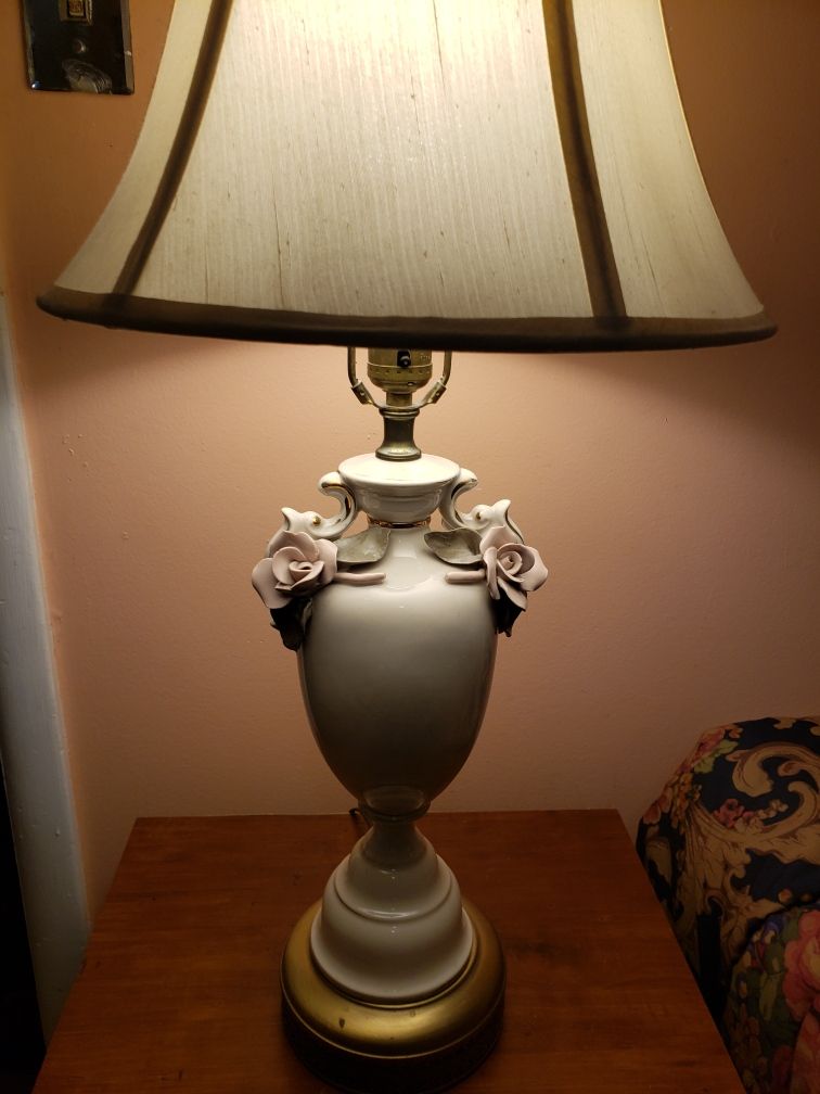 Vintage Capodimonte-Style Table Lamp w/ Pink Porcelain Roses and Gold Trim