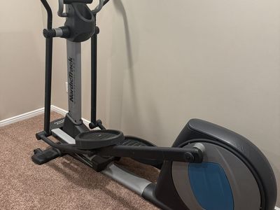 Elliptical NordickTrack Commercial 1300