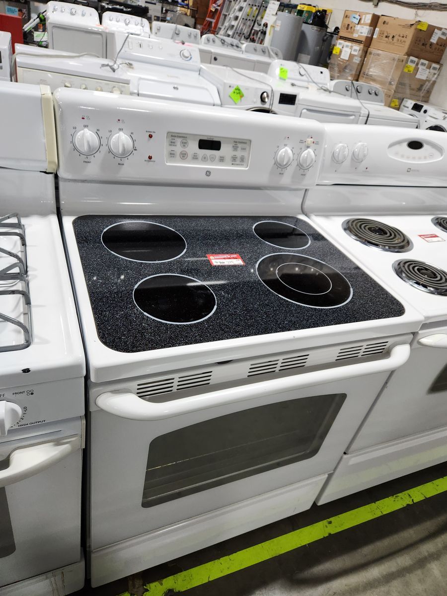 NICE WHITE GE GLASS TOP RANGE! W-WARRANTY