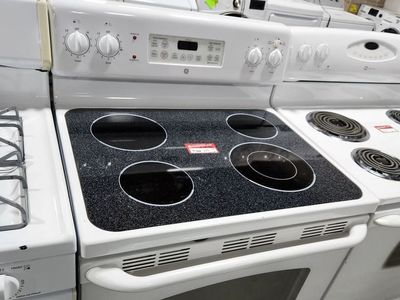 NICE WHITE GE GLASS TOP RANGE! W-WARRANTY