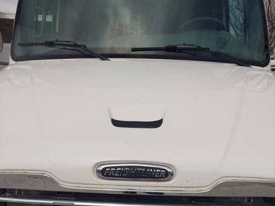 2004 Freightliner M2 106