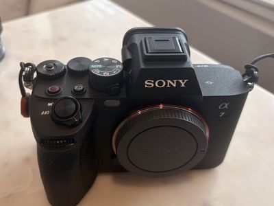 Sony Alpha 7 iv Mirrorless Camera + 28-70mm Lens