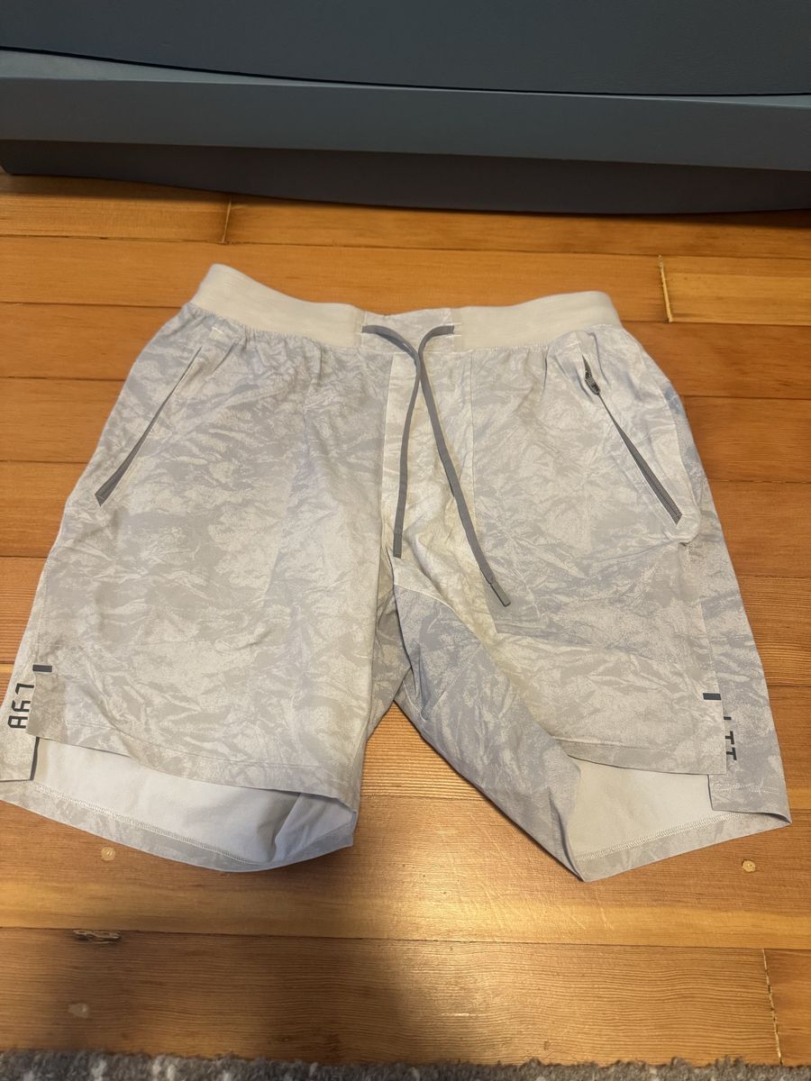 Lululemon men’s License to Train Linerless Short 7" Medium