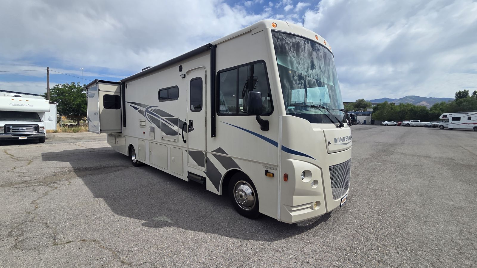 2018 Winnebago Vista 32YE sleeps 8 and 2 slides