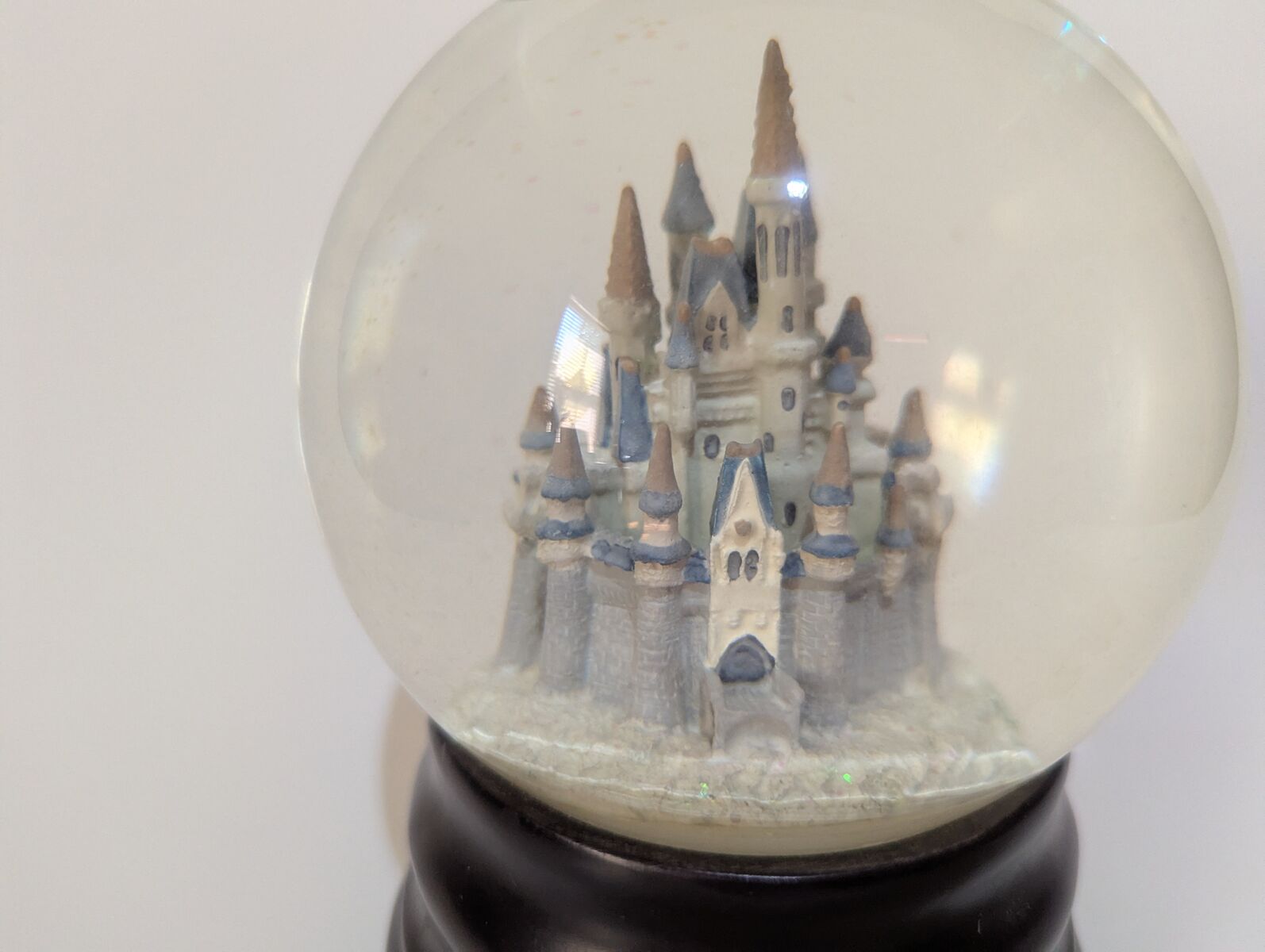 Disney MK Cinderella Castle Snow Globe Plays When You Wish Upon a Star