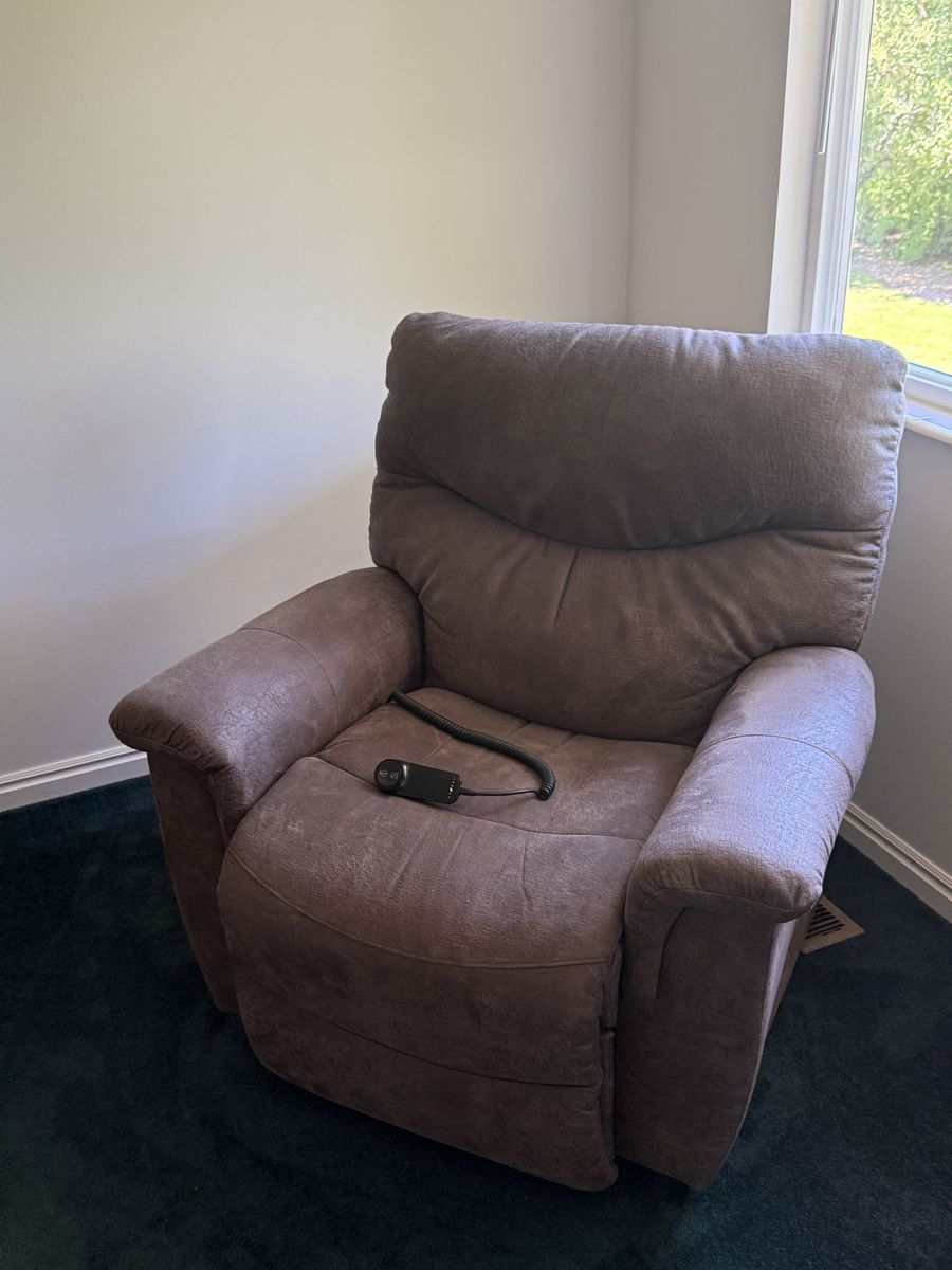 Lazy boy Brown Power Lift Recliner Chair with Remote - Excellent Condition