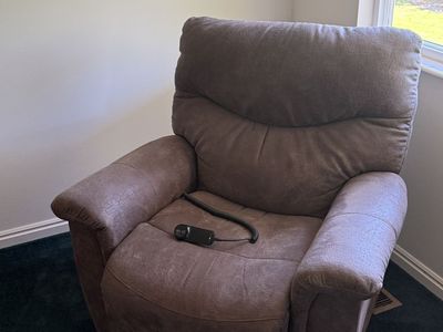 Lazy boy Brown Power Lift Recliner Chair with Remote - Excellent Condition