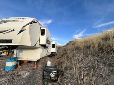 2012 Keystone Avalanche 5th Wheel Travel Trailer - 37ft, 3 Slides, 4-Season