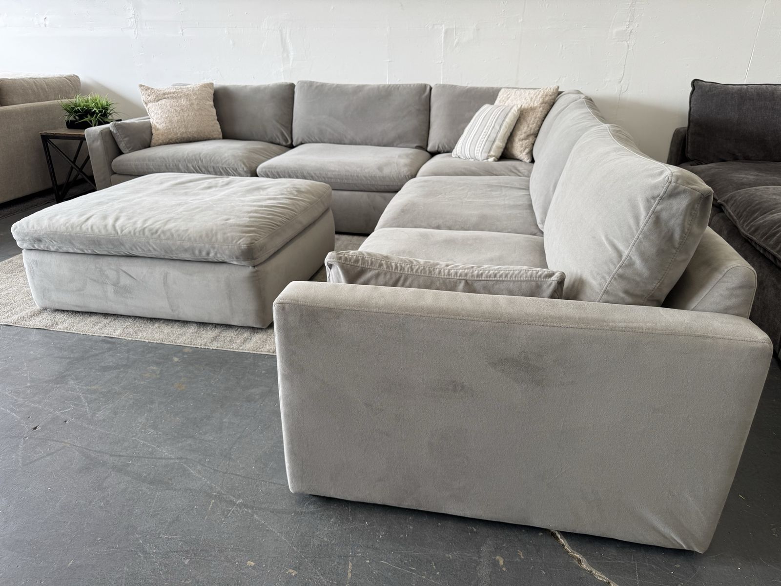 GRAY ASHLEY MODULAR SECTIONAL SOFA COUCH & OTTOMAN