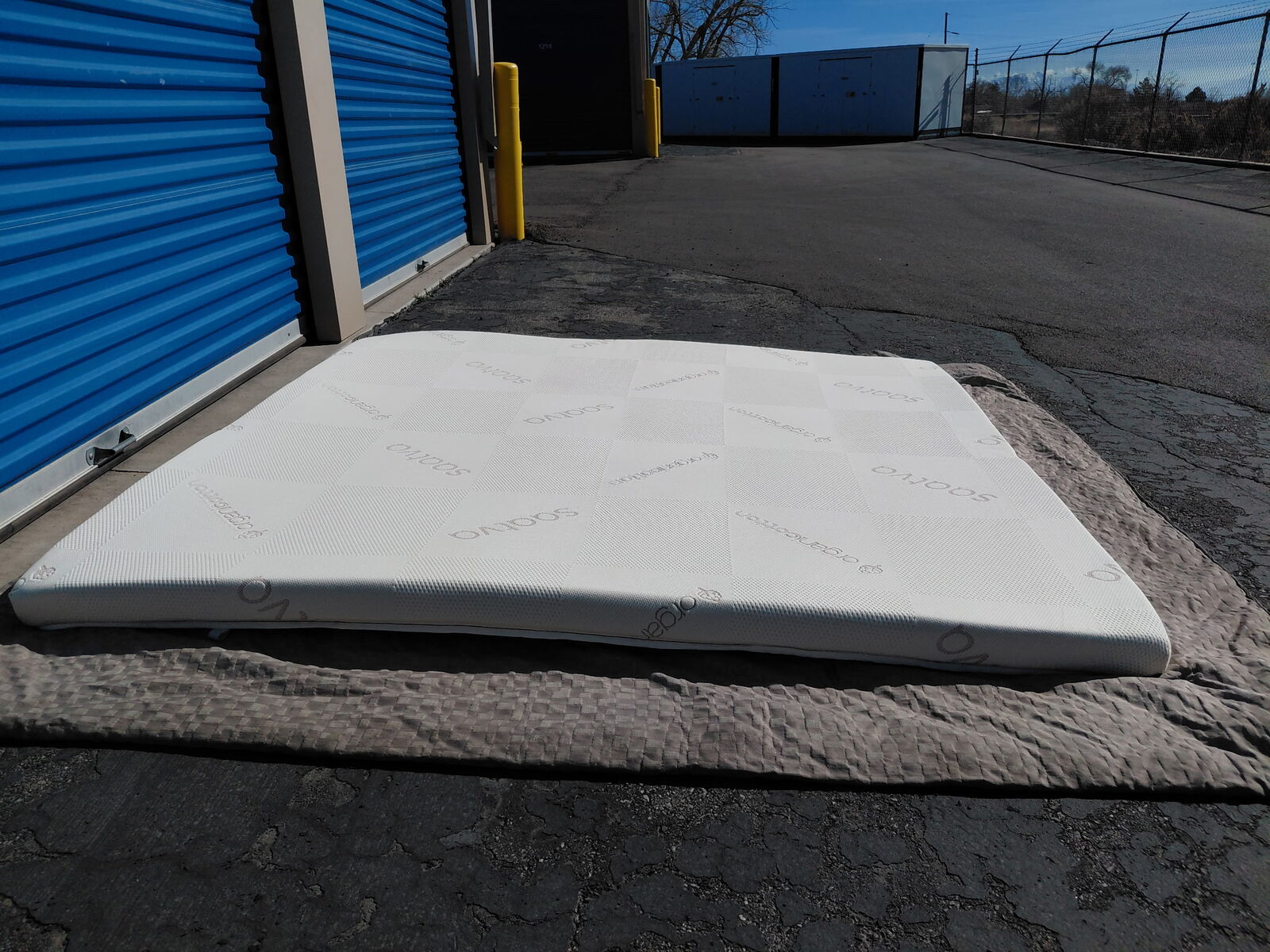 Like New 3” Saatva King Mattress Topper