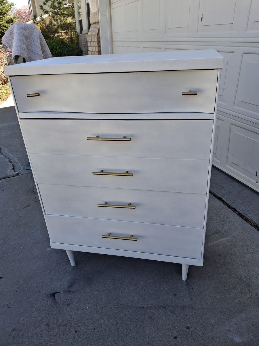 1950 real wood white dresser/ronel